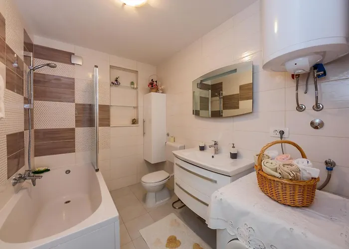 With A Parking Space Kastel Stafilic, - 14714 Apartamento